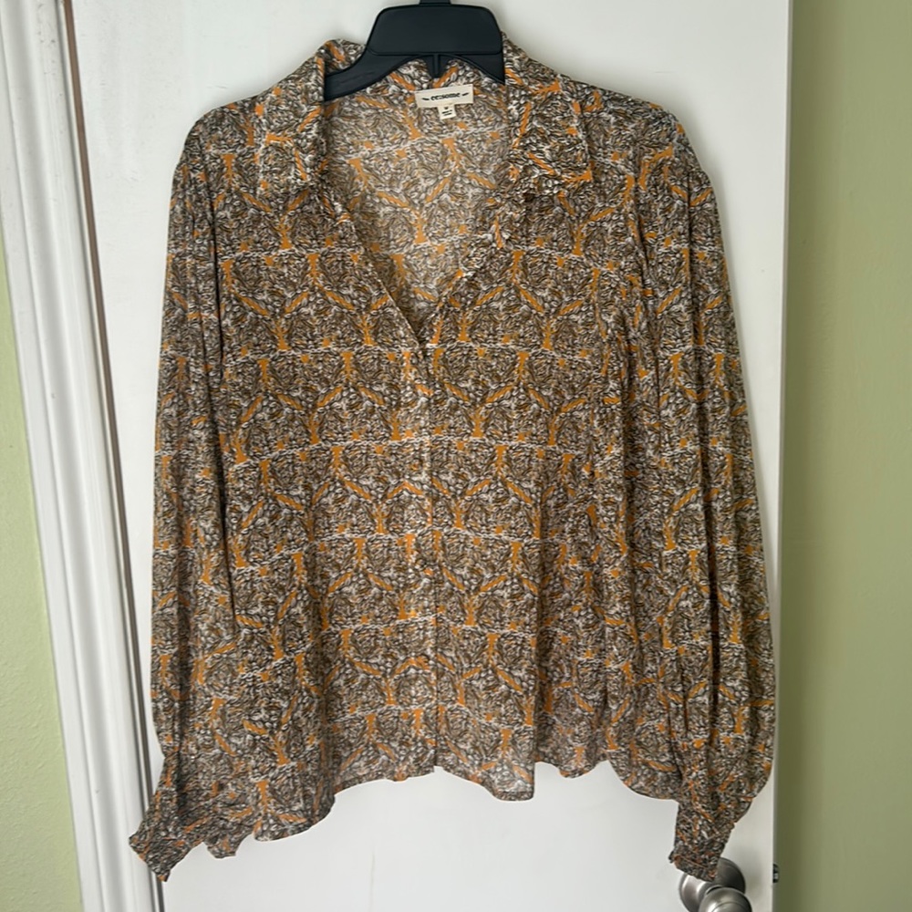 Brand new never worn long sleeve shirt. Size medium